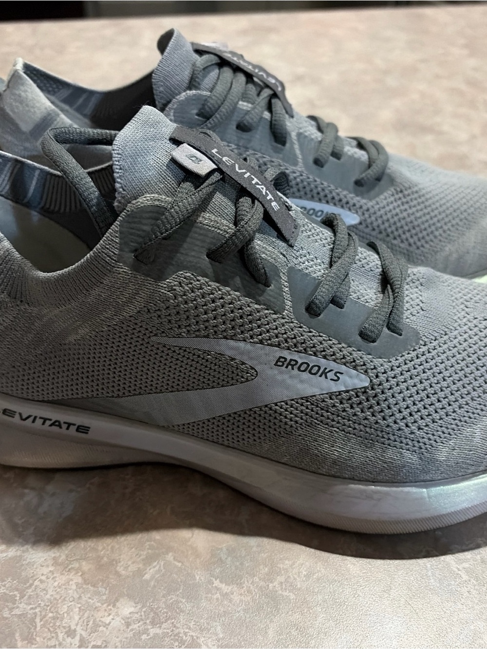 BROOKS LEVITATE RUNNING SHOES WOMENS SIZE 9.5